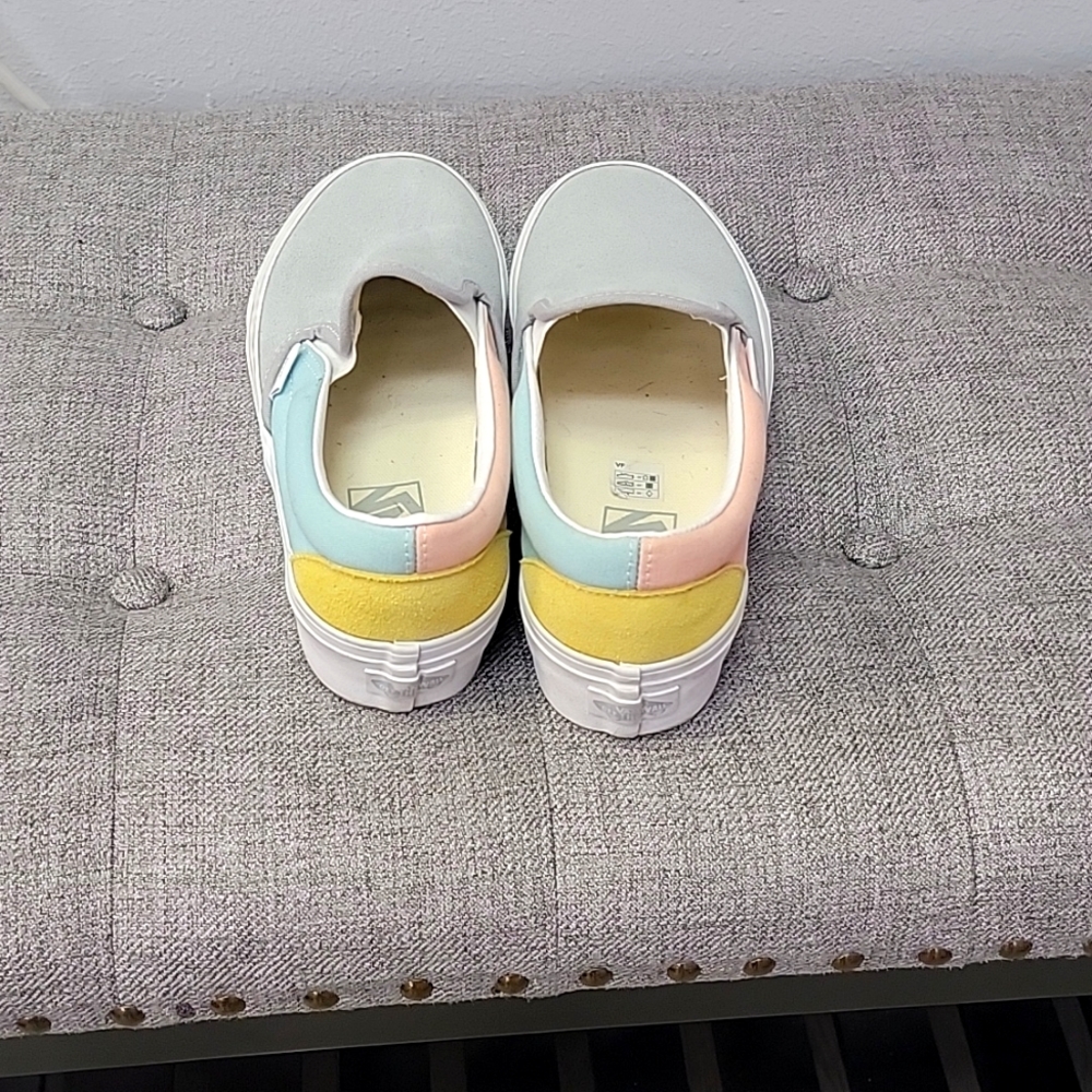 VANS - Picture 2 of 4